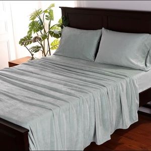 New Queen Size Berkshire Blanket Plush Sheet Set